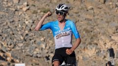 El ciclista australiano Ben O'Connor celebra su victoria en la tercera etapa del UAE Tour con llegada a la cima de Jebel Jais.