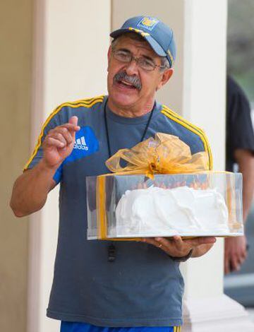 Ricardo Ferretti recibió un pastel el día de su cumpleaños.