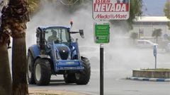 Enormes: ¡unos agricultores desinfectan un pueblo entero con su tractor!
