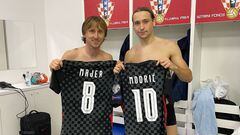 Luka Modric y Lovro Majer posan con sus camisetas de la selección croata.