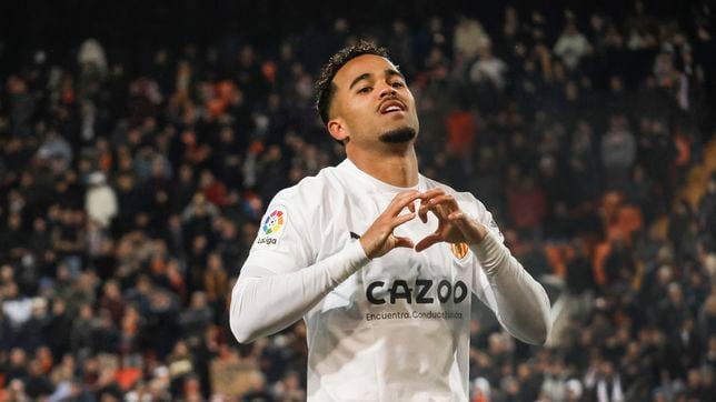 Kluivert, el primer fichaje de Iraola