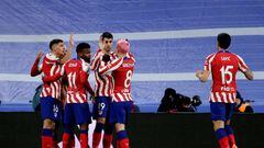 Los jugadores del Atlético celebran un gol y Savic corre para estar con sus compañeros.