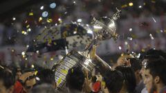 Este es el trofeo de la Copa Libertadores de América.