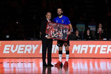 Ettore Messina, coach of Armani Milan, and Sergio Rodríguez, Real Madrid point guard, pose with a photo of Chacho during his time with the Italian team.