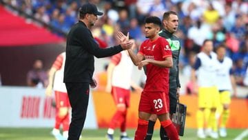 LONDON, ENGLAND - MAY 14:   Liverpool Manager Jurgen Klopp substitutes Luis Diaz of Liverpool during The FA Cup Final match between Chelsea and Liverpool at Wembley Stadium on May 14, 2022 in London, England. (Photo by Chris Brunskill/Fantasista/Getty Images)