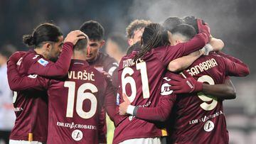 Turin (Italy), 04/12/2023.- Torino's Duvan Zapata celebrates with his teammates after scoring the 1-0 goal during the Italian Serie A soccer match between Torino FC and Atalanta BC, in Turin, Italy, 04 December 2023. (Italia) EFE/EPA/ALESSANDRO DI MARCO
