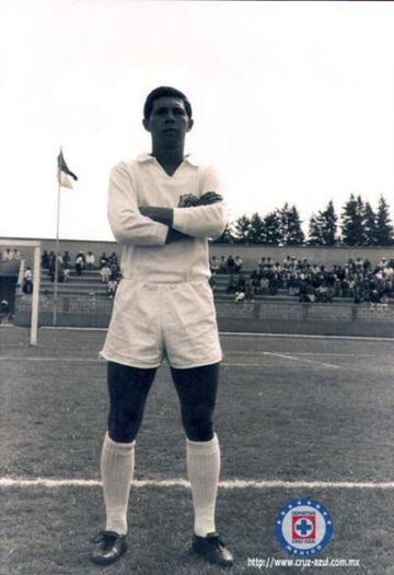 Sánchez debutó un 9 de julio de 1967 con el Cruz Azul y estuvo con la institución hasta 1974. Con cinco títulos de liga, el mediocampista se volvió uno de los históricos del conjunto.