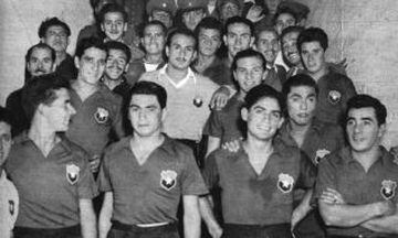 Jugadores chilenos antes de saltar al campo para enfrentar a Argentina, en su &uacute;ltimo partido del Sudamericano de 1955.