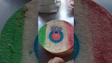 Vídeo: Sacan tortillas con los colores de México y el escudo de las Chivas en medio