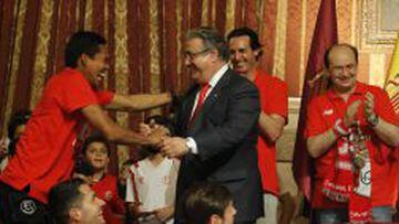 Bacca, en la celebraci&oacute;n del t&iacute;tulo de la UEL del Sevilla, junto a alcalde de la ciudad, Juan Ignacio Zoido. 