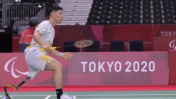 TOKYO, JAPAN - SEPTEMBER 01: Daisuke Fujihara of Team Japan competes against Daniel Bethell of Team Great Britain during Badminton Men&#039;s Singles SL3 on day 8 of the Tokyo 2020 Paralympic Games at Yoyogi National Stadium on September 01, 2021 in Tokyo