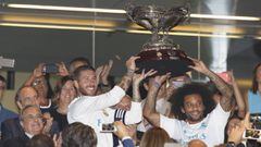 Sergio Ramos y Marcelo, alzando el Trofeo Santiago Bernab&eacute;u.