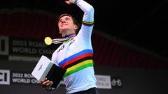 Remco Evenepoel luce la medalla de oro y el maillot arcoíris de campeón del Mundo en Wollongong (Australia).