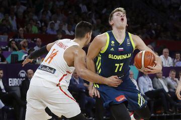 El pívot de España Willy Hernangómez  hace falta al jugador de Eslovenia Luka Doncic, durante el partido de semifinal del Eurobasket 2017