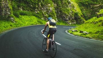 Un ciclista pedalea en una carretera