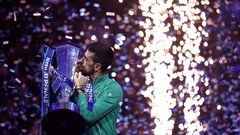 Novak Djokovic besa el trofeo de campeón de las ATP Finals en Turín.