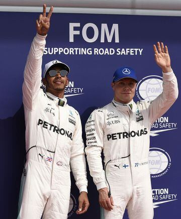 Lewis Hamilton y Valtteri Bottas saludando a los seguidores presentes tras la consecución de la pole por parte del piloto inglés. 