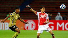 Rionegro's forward Jesus Rivas (L) and Santa Fe's Argentine midfielder Fabian Sambueza (R) vie for the ball during the Copa Sudamericana first stage football match between Colombia's Aguilas Doradas Rionegro and Colombia's Independiente de Santa Fe, at the Atanasio Girardot stadium in Medellin, Colombia, on March 8, 2023. (Photo by Freddy BUILES / AFP)
