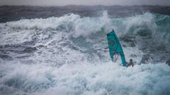 El windsurfista Marc Par&eacute; entre olas gigantes en Noruega. 
