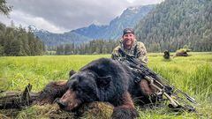 Carson Wentz, quarterback de la NFL, caza oso y lo presume en Instagram