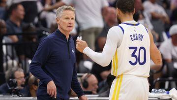Head coach Steve Kerr of the Golden State Warriors talks with Stephen Curry #30