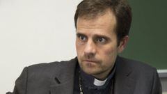 El obispo de Solsona renuncia a su diócesis por amor a una escritora de novela erótica