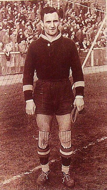 Comenzó su carrera en 1934 en el Real Madrid, donde jugó entre 1934 y 1936. Durante la temporada 41-42, la última de su carrera, militó en el Granada.