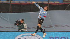 Federico Valverde celebra su gol a Chile, el segundo de Uruguay.