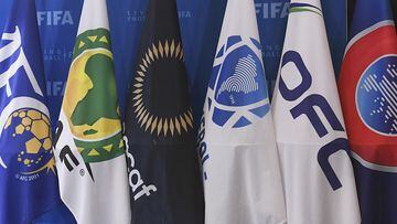 Las banderas de las seis confederaciones mundiales de f&uacute;tbol.