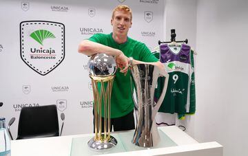 Alberto Díaz, posando con los trofeos que ha ganado con el Unicaja.
