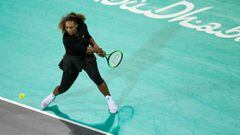 Serena Williams devuelve una bola ante Jelena Ostapenko durante un torneo de exhibici&oacute;n en Abu Dhabi.