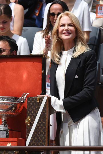 Nicole Kidman posa con el trofeo. 