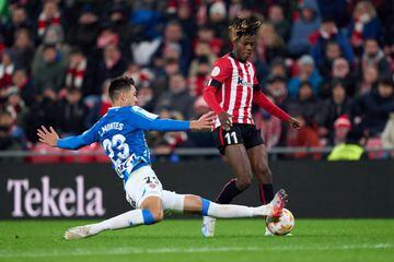 BILBAO, SPAIN - JANUARY 18: Nicholas Williams of Athletic Club is challenged by Cesar Montes of RCD Espanyol during the Copa del Rey round of 16 match between Athletic Club and RCD Espanyol at San Mames Stadium on January 18, 2023 in Bilbao, Spain. (Photo by Juan Manuel Serrano Arce/Getty Images)