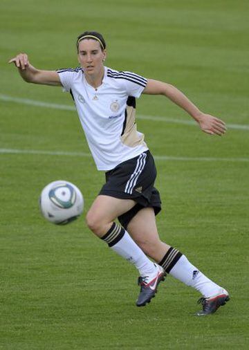 Birgit Prinz es una de la mejores futbolista alemanas de la historia, jugó casi toda su carrera en el Fráncfort del Meno y una temporada en la liga EEUU. Con 16 años debutó con la seleccion de Alemania. Cuenta con un amplio palmarés en el que destaca dos campeonatos del mundo en 2003 y 2007, y 5 veces Campeona Europea en 1995, 1997, 2001, 2005 y 2009 