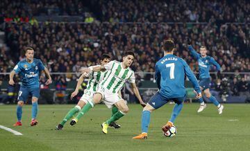 Cristiano Ronaldo scores the fourth goal for Real Madrid. 2-4