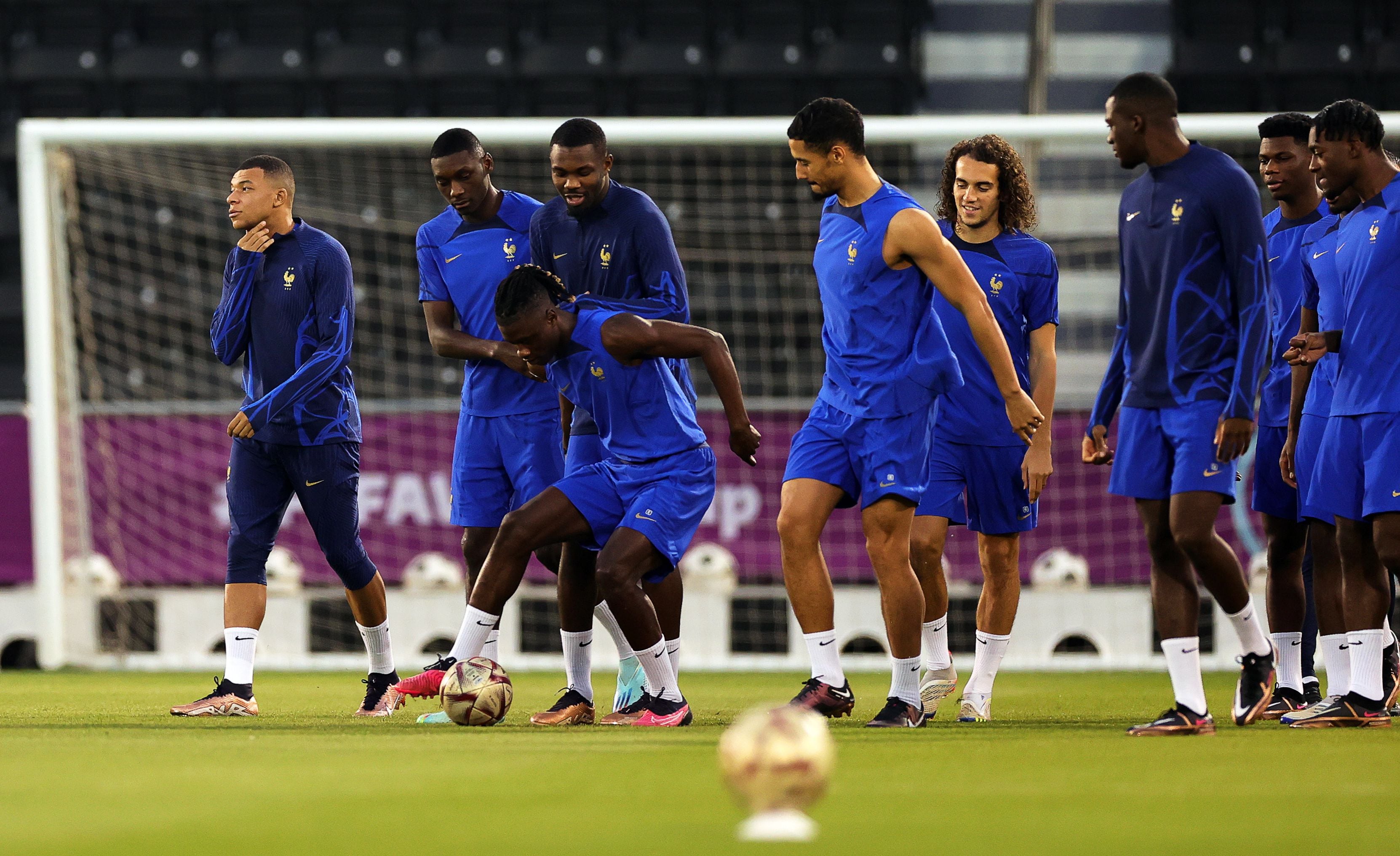 Doha (Qatar), 17/12/2022.- France's Kylian Mbappe (L) and teammates attend their training session in Doha, Qatar, 17 December 2022. France will face Argentina in their FIFA World Cup 2022 Final in Lusail on 18 December. (Mundial de Fútbol, Francia, Estados Unidos, Catar) EFE/EPA/Friedemann Vogel
