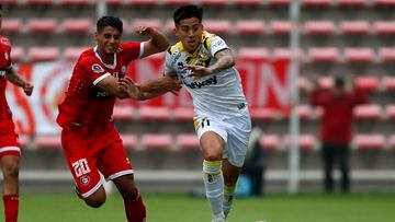 El jugador de Coquimbo Unido, Matias Palavecino, disputa el balón con Brayan Garrido de Unión La Calera durante el partido de Primera División.