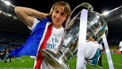 Modric con la Champions que gan&oacute; la temporada pasada.