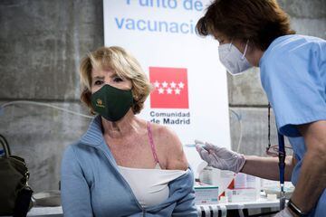 Esperanza Aguirre también ha recibido la notificación de que podía acudir a vacunarse al WiZink Center, el pasado miércoles, y así lo hizo, recibiendo su primera dosis de la vacina de AstraZeneca. La expresidenta de la Comunidad de Madrid, a sus 69 años, 
