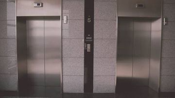 La razón por la cual no puedes hablar por el móvil en los ascensores