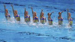 El equipo norcoreano de nataci&oacute;n sincronizada, durante una prueba del Mundial de Barcelona.