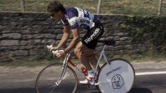 El ciclista espa&ntilde;ol Pedro &#039;Perico&#039; Delgado rueda durante una contrarreloj en el Tour de Francia de 1988.