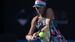 Karolina Pliskova devuelve una bola ante Sorana Cirstea durante su partido en el China Open de Pek&iacute;n.