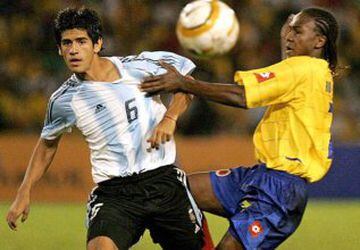 Debutó con el Quindío pero se consagró en el Cali. Pasó a México antes de llegar a Inglaterra. Fue goleador del Sudamericano Sub 20 en 2005. Jugó la Copa América en 2007 y 2011. Actualmente juega en Turquía.