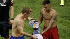 Antoine Griezmann y Neymar, intercambi&aacute;ndose las camisetas en un Atleti-Bar&ccedil;a.