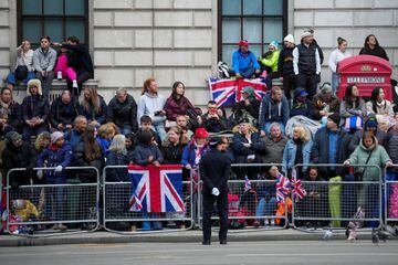 Numerosas personas se han acercado para dar el último adiós a la reina Isabel II.