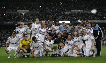 El Real Madrid campeón de Liga de 2008 posa con la Copa. 