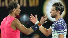 Dominic Thiem y Rafa Nadal se saludan tras su partido de cuartos de final del Open de Australia 2020.