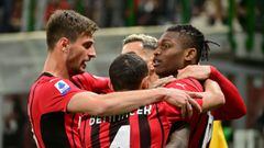 Jugadores del Milan celebran el primer gol del partido contra el Genoa.