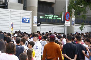 Fans at the Bernabéu to see Eden Hazard presented by Real Madrid.